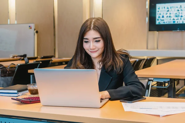 身着正式西装的亚洲女商人在现代办公室或会议室使用电脑笔记本电脑和办公用品 商务和工人概念 — 图库照片