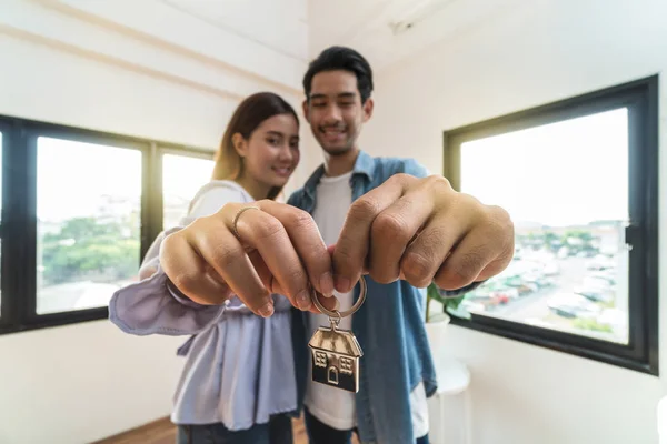 Nahaufnahme Asiatische Junge Liebhaber Hand Hält Das Haus Schlüsselanhänger Zusammen — Stockfoto