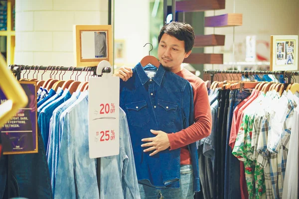 Homem Inteligente Com Barba Experimentar Roupas Loja Roupas Centro Comercial — Fotografia de Stock