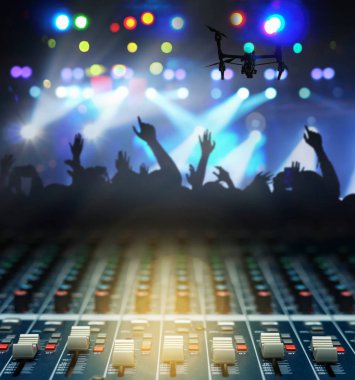 Tatlı müzik fanclub siluetleri kalabalıkta konser, bulanık fotoğraf üzerinden ses mikseri ile sahne önünde songer kadar takip eller yukarı takip ışığı