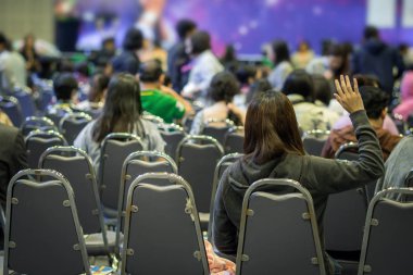 Seyirci arkadan görünüş Stage'le acton eli soru için hoparlöre toplantı veya Seminer Toplantı, iş ve eğitim kavramı