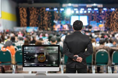 Ekran, Bitcoin Satım ekran bulanık fotoğraf katılan Sergi Merkezi, iş seminer kavramı üzerinden bilgi ticaret ticaret Cryptocurrency gösterilen ile bilgi veren işadamı