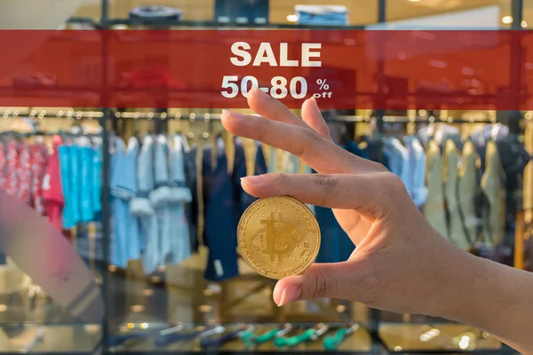 Primo Piano Mano Tenendo Bitcoin Mockup Super Sale Mock Pubblicizzare — Foto Stock