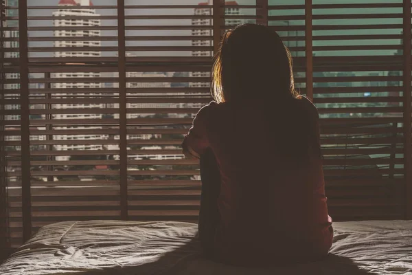 Depressieve Vrouwen Hoofd Zitten Handen Het Bed Donkere Slaapkamer Met — Stockfoto