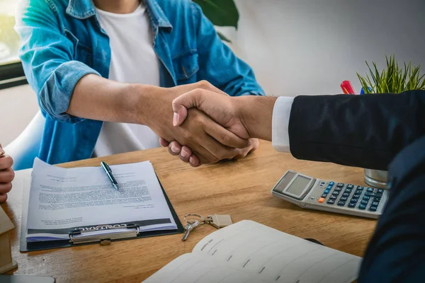 Closeup Mão Agitar Entre Representante Venda Proprietário Quando Assinar Contrato — Fotografia de Stock