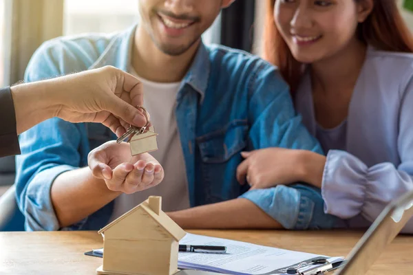 Nahaufnahme Haus Modell Über Den Verkauf Vertreter Bieten Die Preisliste — Stockfoto