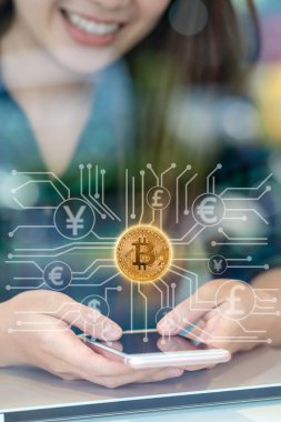 Closeup Asya işkadını el Fintech bağlantı hologram alanı, blockchain ve bitcoin kavramı ortak çalışma İşyerinde soyut fotoğraf üzerinde Bitcoins mockup ile akıllı cep telefonu kullanma