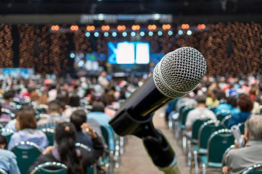 Konferans salonu veya seminer salonu Sergi Merkezi sahne ve katılımcı arka plan, iş toplantı ve eğitim kavramı üzerinde hoparlörler ile arka plan soyut bulanık fotoğraf üzerinde mikrofon