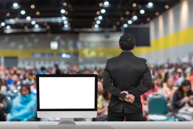 Beyaz arka plan üzerinde katılımcı Fuar Merkezi, iş seminer kavramı, bulanık fotoğraf bilgisayar ekranında gösterilen ile bilgi veren işadamı