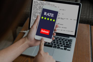 Gösterinin oranı tuşuna basarak el ile beş yıldız düğmesini beyaz ekran dizüstü bilgisayar, girişimci iş kavramı üzerinde gönderin.