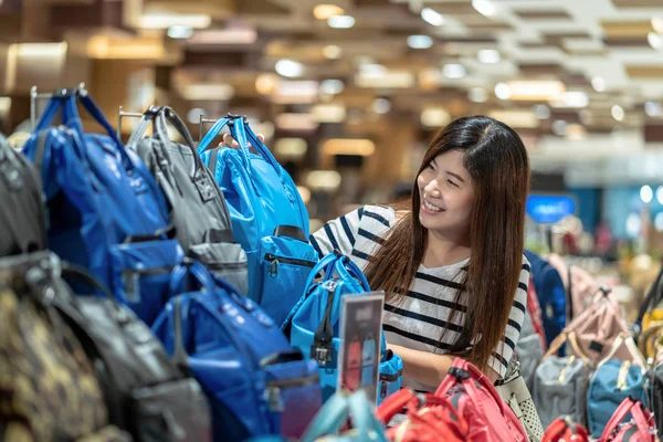 Счастливая Азиатка Выбирает Магазин Женской Сумки Счастливыми Действиями Универмаге — стоковое фото