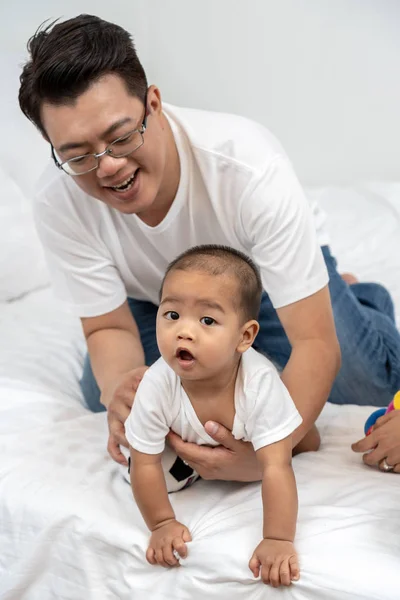 Asyalı Baba Dokunmadan Evde Yatakta Erkek Bebek Ile Oynarken Aile — Stok fotoğraf