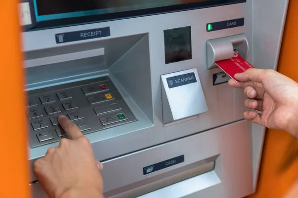 Närbild Kvinna Pengar Atm Företag Automatisk Teller Machine Koncept — Stockfoto