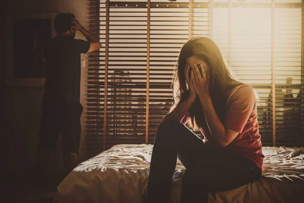 Depresif Çift Karı Koca Baş Eller Ile Düşük Işık Çevre — Stok fotoğraf