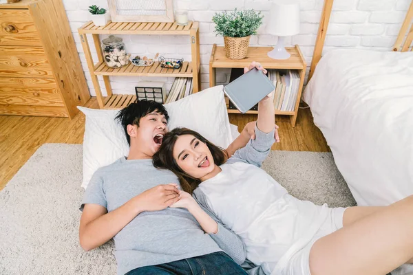 Ansicht Des Glücklichen Asiatischen Liebhabers Mit Dem Technologie Smartphone Für — Stockfoto