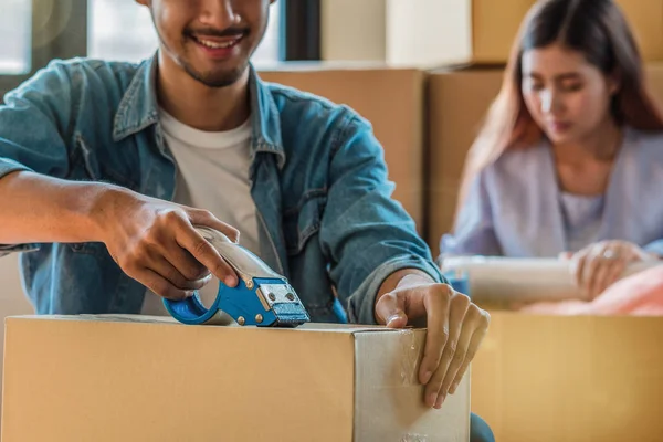 Nahaufnahme Asiatisches Junges Paar Packt Große Pappschachtel Für Umzug Umzug — Stockfoto