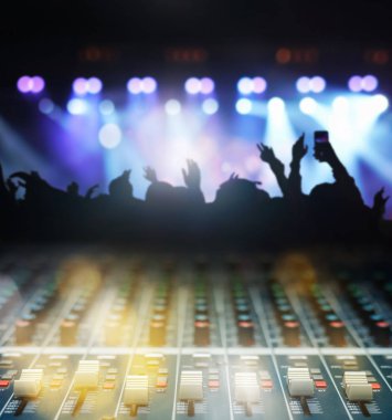 Tatlı müzik fanclub siluetleri kalabalıkta konser, bulanık fotoğraf üzerinden ses mikseri ile sahne önünde songer kadar takip eller yukarı takip ışığı