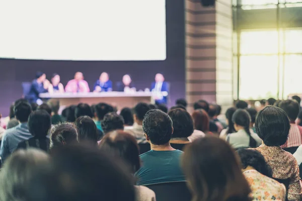 Seyirci Arkadan Görünüş Hoparlörlere Sahip Konferans Salonu Veya Seminer Toplantıyla — Stok fotoğraf