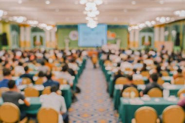 Konferans salonunun ya da seminer salonunun katılımcı arka planlı bulanık fotoğrafı