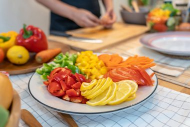 Closeup karışımı salata Ham salata yemek doğrama kurulu modern mutfak, diyet ve sağlıklı gıda kavramı üzerinde pişirme Şef bulanık fotoğraf üzerinde plaka