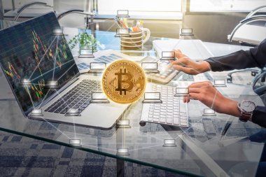 Hesap makinesi ile çalışmaya işkadını iş belge ve dizüstü bilgisayar defter ile Bitcoins mockup ve dağıtılmış bilgisayar ağ hologram işyeri, blockchain ve bitcoin kavram
