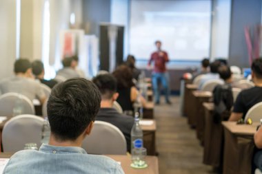 Toplantı odası veya seminer salonu, iş seminer ve eğitim kavramı önünde specker dinleme seyirci arkadan görünüş