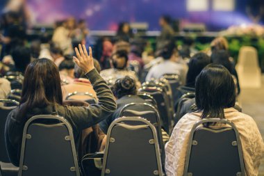 Seyirci arkadan görünüş Stage'le acton eli soru için hoparlöre toplantı veya Seminer Toplantı, iş ve eğitim kavramı