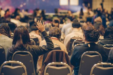 Seyirci arkadan görünüş Stage'le acton eli soru için hoparlöre toplantı veya Seminer Toplantı, iş ve eğitim kavramı