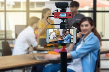 Yakın plan akıllı cep telefonu, İş Adamları Grubu, Fotoğrafçı Kamerası ya da Video ve Canlı Yayın konsepti ile çalışan İş kadınının Canlı Yayını 'nı alıyor.