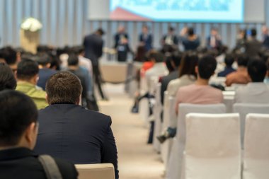 Sahnedeki konuşmacılar, konferans salonunda veya seminer toplantısında, yatırım konseptiyle ilgili iş ve eğitim alanlarında seyirci görüşü ile sahnede