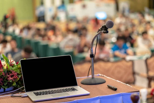 Microfone Tecgnologia Laptopn Mesa Sobre Foto Embaçada Abstrata Sala Conferências — Fotografia de Stock