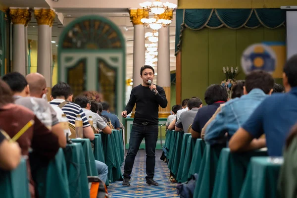 Orador Asiático Com Terno Casual Dando Conhecimento Com Público Sala — Fotografia de Stock