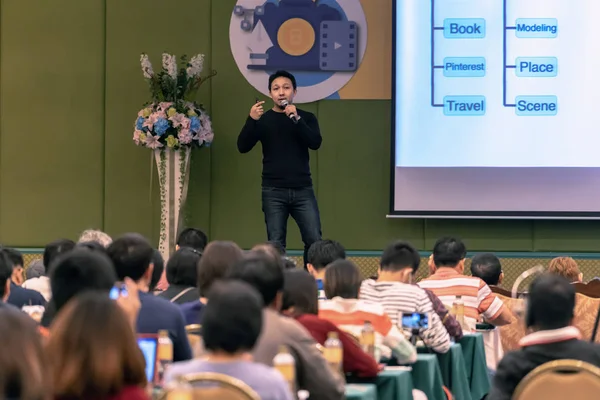 Orador Asiático Con Traje Casual Escenario Presenta Pantalla Sala Conferencias —  Fotos de Stock