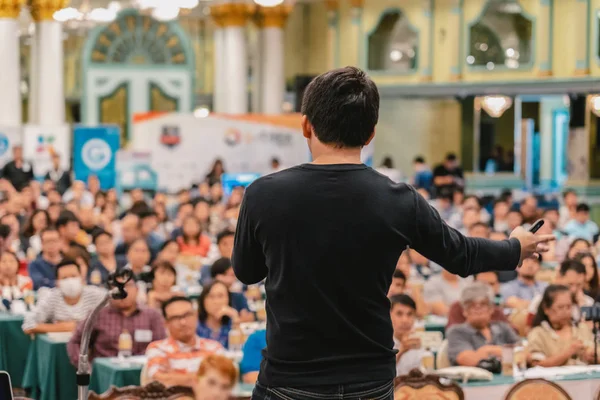 Vista Posteriore Altoparlante Asiatico Con Abito Casual Piedi Dando Conoscenza — Foto Stock