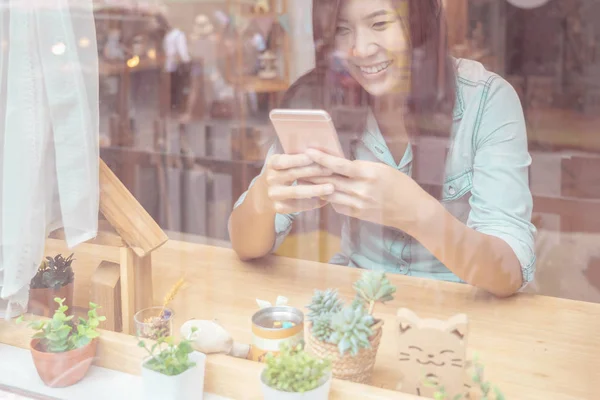 Mão Empresária Asiática Usando Telefone Celular Inteligente Com Ação Felicidade — Fotografia de Stock