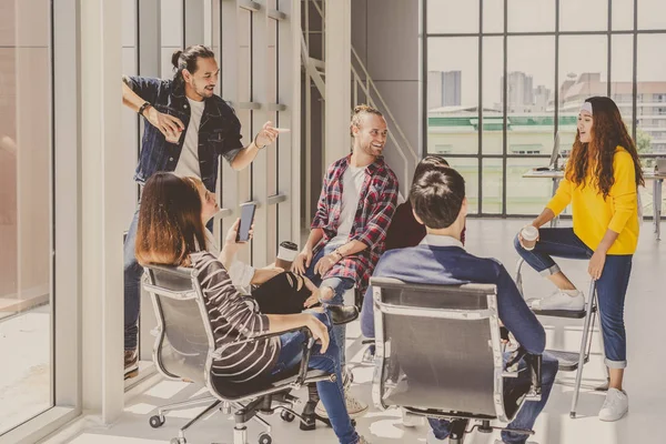 Grupo Personas Negocios Asiáticos Multiétnicos Con Traje Casual Hablando Lluvia — Foto de Stock