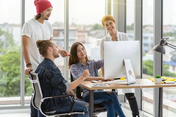 Grupo Retratos Empresários Asiáticos Multiétnicos Com Brainstorming Terno Casual Trabalhando — Fotografia de Stock