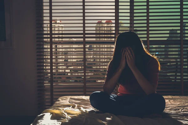 Mujeres Deprimidas Sentado Cabeza Las Manos Cama Dormitorio Oscuro Con —  Fotos de Stock