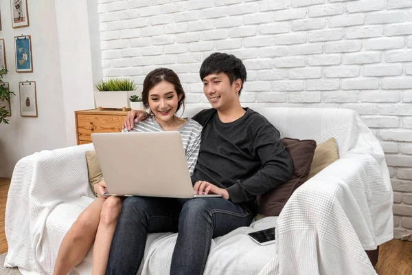 Glückliche Asiatische Liebhaber Sitzen Und Mit Dem Digitalen Laptop Fröhlicher — Stockfoto