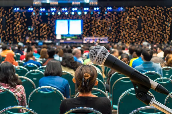 Mikrofon Över Bakre Beskåda Publiken Konferenssalen Eller Seminarium Möte Som — Stockfoto