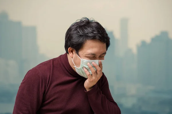 Ázsiai Férfi Köhögés Erkélyen Nagy Apartman Láthatjuk Szennyezés Nehéz Köd — Stock Fotó