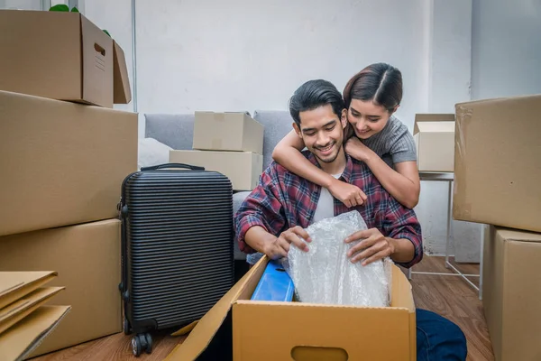 Asiatisches Junges Paar Beim Einpacken Einen Großen Pappkarton Für Den — Stockfoto