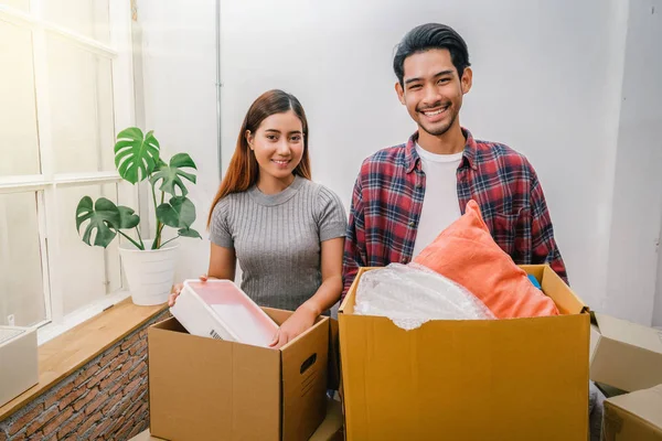 Asian Young Couple Carrying Big Cardboard Box Moving New House — Stock Photo, Image