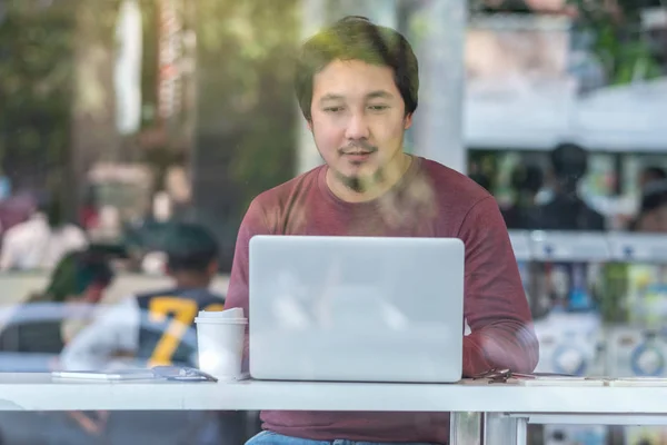 Retrato Hombre Negocios Asiático Traje Casual Utilizando Tecnología Portátil Para —  Fotos de Stock