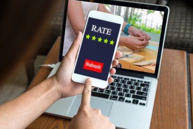 Prepaing paket hızı göndermek beş yıldız düğmesi ile bir ipe ipe ver Haritayı basarak ürün ofis ekipmanları online alışveriş, girişimci iş kavramı ile el