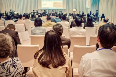Sahnedeki konuşmacılar, konferans salonunda veya seminer toplantısında, yatırım konseptiyle ilgili iş ve eğitim alanlarında seyirci görüşü ile sahnede