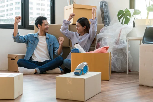 Asian Young Couple Glad Successfull Packing Big Cardboard Box Moving — Stock Photo, Image