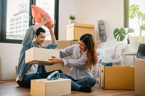 Asian Young Couple Carrying Big Cardboard Box Moving New House — Stock Photo, Image