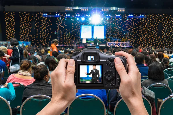 Mão Segurando Câmera Tirando Foto Para Empresário Palco Sobre Visão — Fotografia de Stock