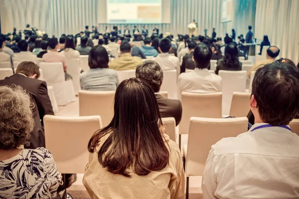 Conférenciers Sur Scène Avec Vue Arrière Public Dans Salle Conférence — Photo
